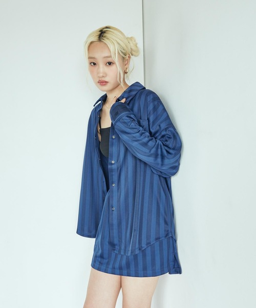 NIKE（ナイキ）の「《セットアップ対応商品》ナイキ スポーツウェア ウィメンズ オーバーサイズド ジャカード ストライプ ボタンダウン シャツ / Nike Sportswear Women's Oversized Jacquard Striped Button-Down Shirt HV1957-410 Midnight Navy（シャツ/ブラウス・レディース・ネイビー・L/M/S/XS/XL）」の18枚目の写真