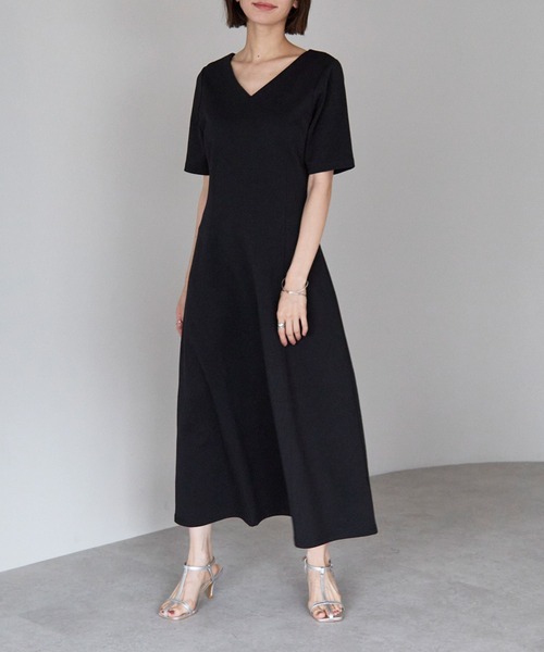 STRETA(ストレタ)の「【骨格ストレートさん向け】Vネックポンチフレアワンピース(ワンピース・レディース・ブラック/グレー・M/MT)」の2枚目の写真