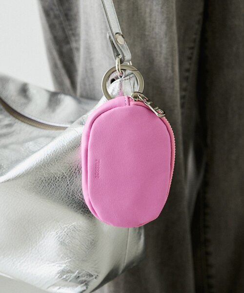 russet（ラシット）の「ソフトレザーカラビナ付き横長ポーチ（チャーム・レディース・ブラック/シルバー/ピンク・FREE）」の2枚目の写真