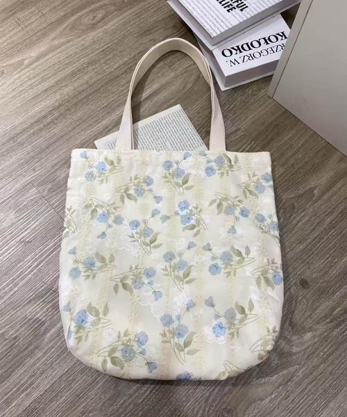 aimoha(アイモハ)の「フラワープリント レース刺繍キャンバストートバッグ(トートバッグ・レディース・ブルー/グリーン/ピンク・FREE)」の2枚目の写真