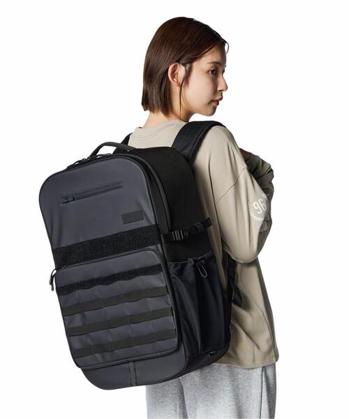 UNDER ARMOUR（アンダーアーマー）の「UAトライアンフ ジム バックパック（トレーニング/メンズ/レディース）（バックパック/リュック・レディース・ブラック・ONESIZE）」の4枚目の写真