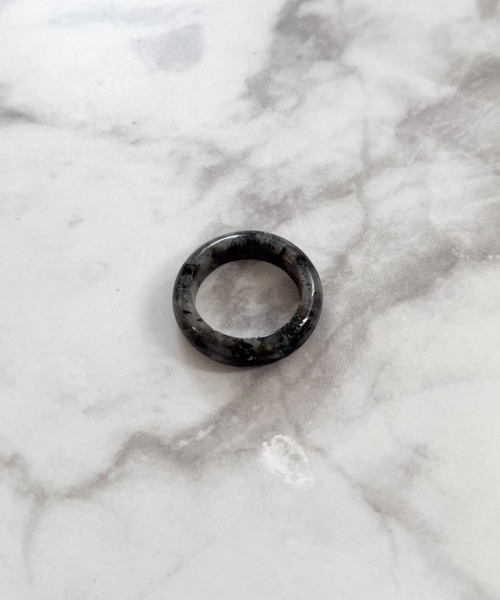 yu-ka(ユーカ)の「YU-KA:マーブルカラーレジンリング marble color resin ring(リング・レディース・ブルー/ゴールド/ライトグリーン/クリア/レッド系その他/グリーン/ブラウン/グレー/ホワイト/ブラック/ピンク/ライトピンク・FREE)」の4枚目の写真