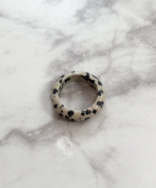 yu-ka(ユーカ)の「YU-KA:マーブルカラーレジンリング marble color resin ring(リング・レディース・ブルー/ゴールド/ライトグリーン/クリア/レッド系その他/グリーン/ブラウン/グレー/ホワイト/ブラック/ピンク/ライトピンク・FREE)」の2枚目の写真