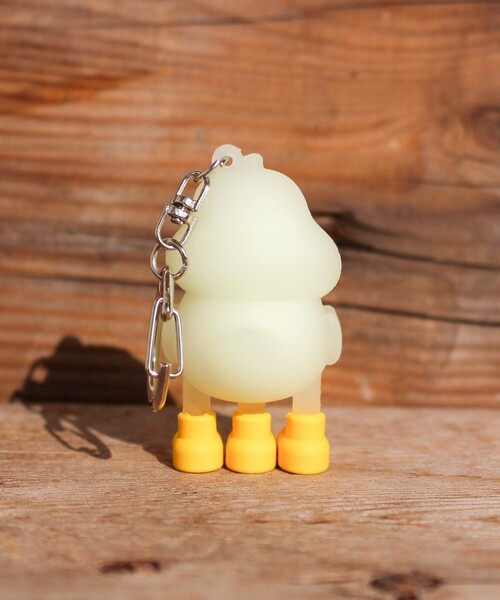 FREAK'S STORE（フリークスストア）の「DUCKROW DEPART/ダックローデパート Figure key holder 蓄光（キーホルダー・メンズ・イエロー・ONE SIZE）」の3枚目の写真