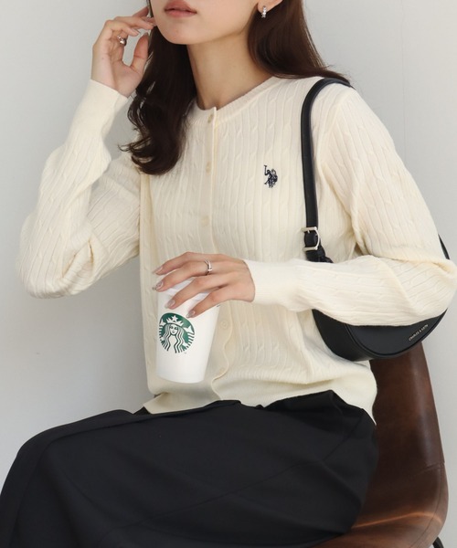 U.S. POLO ASSN.(ユーエスポロアッスン)の「【U.S. POLO ASSN./ユーエスポロアッスン】ロゴ刺繍 クルーネック ケーブルニット カーディガン(カーディガン/ボレロ・レディース・ブルー/グレー/アイボリー・LL/L/M)」の2枚目の写真