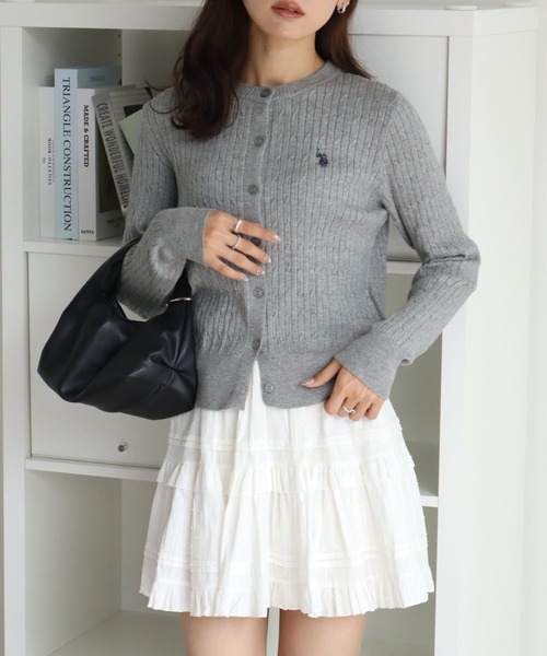 U.S. POLO ASSN.(ユーエスポロアッスン)の「【U.S. POLO ASSN./ユーエスポロアッスン】ロゴ刺繍 クルーネック ケーブルニット カーディガン(カーディガン/ボレロ・レディース・ブルー/グレー/アイボリー・LL/L/M)」の4枚目の写真