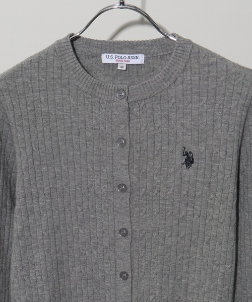 U.S. POLO ASSN.(ユーエスポロアッスン)の「【U.S. POLO ASSN./ユーエスポロアッスン】ロゴ刺繍 クルーネック ケーブルニット カーディガン(カーディガン/ボレロ・レディース・ブルー/グレー/アイボリー・LL/L/M)」の9枚目の写真