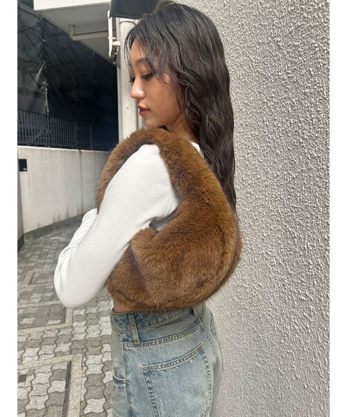 MURUA（ムルーア）の「フェイクファーバッグ（ハンドバッグ・レディース・ブラウン・FREE）」の10枚目の写真