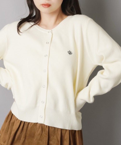 SPINNS(スピンズ)の「さりげなさがちょうどいい♪刺繍入りスナップボタンカーディガン(カーディガン/ボレロ・レディース・ブラック/レッド/オフホワイト/グレー/ネイビー・ONESIZE)」の2枚目の写真