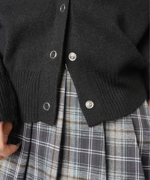 SPINNS(スピンズ)の「さりげなさがちょうどいい♪刺繍入りスナップボタンカーディガン(カーディガン/ボレロ・レディース・ブラック/レッド/オフホワイト/グレー/ネイビー・ONESIZE)」の6枚目の写真
