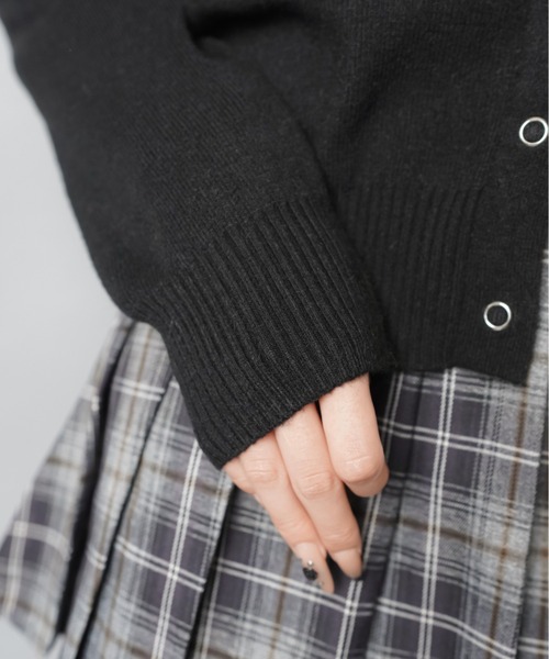 SPINNS(スピンズ)の「さりげなさがちょうどいい♪刺繍入りスナップボタンカーディガン(カーディガン/ボレロ・レディース・ブラック/レッド/オフホワイト/グレー/ネイビー・ONESIZE)」の7枚目の写真
