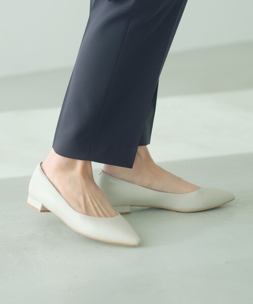 green label relaxing（グリーンレーベルリラクシング）の「ポインテッド メタルライン フラットパンプス 撥水（パンプス・レディース・その他1/オフホワイト/シルバー/ブラック・25.5cm/25cm/24.5cm/24cm/23.5cm/23cm/22.5cm/22cm）」の2枚目の写真
