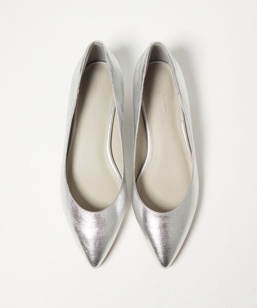 green label relaxing（グリーンレーベルリラクシング）の「ポインテッド メタルライン フラットパンプス 撥水（パンプス・レディース・その他1/オフホワイト/シルバー/ブラック・25.5cm/25cm/24.5cm/24cm/23.5cm/23cm/22.5cm/22cm）」の4枚目の写真