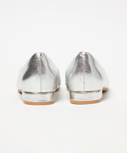 green label relaxing（グリーンレーベルリラクシング）の「ポインテッド メタルライン フラットパンプス 撥水（パンプス・レディース・その他1/オフホワイト/シルバー/ブラック・25.5cm/25cm/24.5cm/24cm/23.5cm/23cm/22.5cm/22cm）」の8枚目の写真