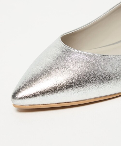 green label relaxing（グリーンレーベルリラクシング）の「ポインテッド メタルライン フラットパンプス 撥水（パンプス・レディース・その他1/オフホワイト/シルバー/ブラック・25.5cm/25cm/24.5cm/24cm/23.5cm/23cm/22.5cm/22cm）」の11枚目の写真