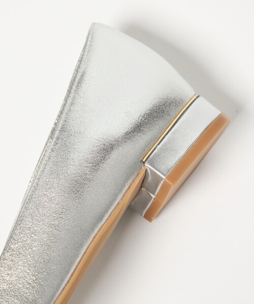 green label relaxing（グリーンレーベルリラクシング）の「ポインテッド メタルライン フラットパンプス 撥水（パンプス・レディース・その他1/オフホワイト/シルバー/ブラック・25.5cm/25cm/24.5cm/24cm/23.5cm/23cm/22.5cm/22cm）」の12枚目の写真