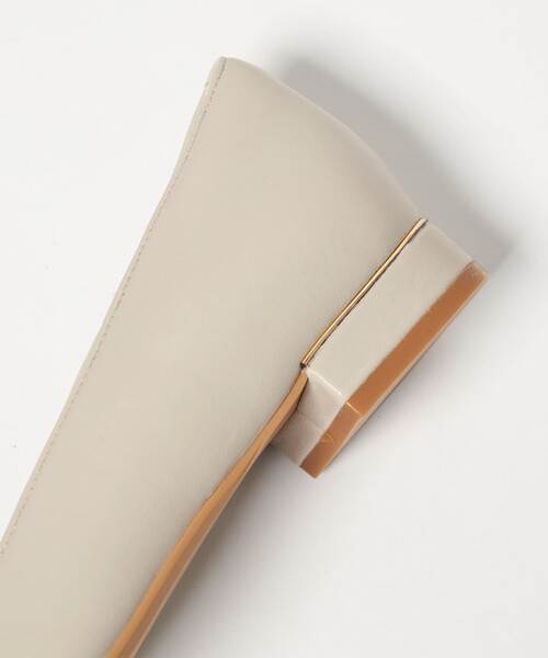 green label relaxing（グリーンレーベルリラクシング）の「ポインテッド メタルライン フラットパンプス 撥水（パンプス・レディース・その他1/オフホワイト/シルバー/ブラック・25.5cm/25cm/24.5cm/24cm/23.5cm/23cm/22.5cm/22cm）」の16枚目の写真