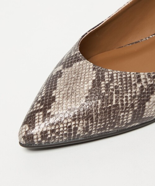 green label relaxing（グリーンレーベルリラクシング）の「ポインテッド メタルライン フラットパンプス 撥水（パンプス・レディース・その他1/オフホワイト/シルバー/ブラック・25.5cm/25cm/24.5cm/24cm/23.5cm/23cm/22.5cm/22cm）」の21枚目の写真