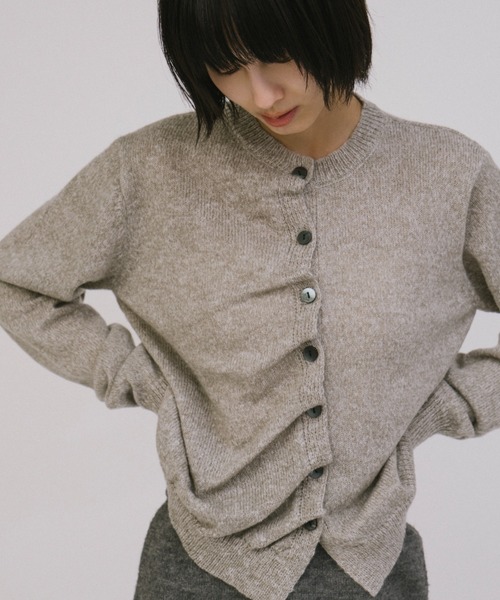 duei(デュイ)の「フロントタックカーディガン(カーディガン/ボレロ・レディース・チャコールグレー/グレイッシュベージュ・FREE)」の2枚目の写真