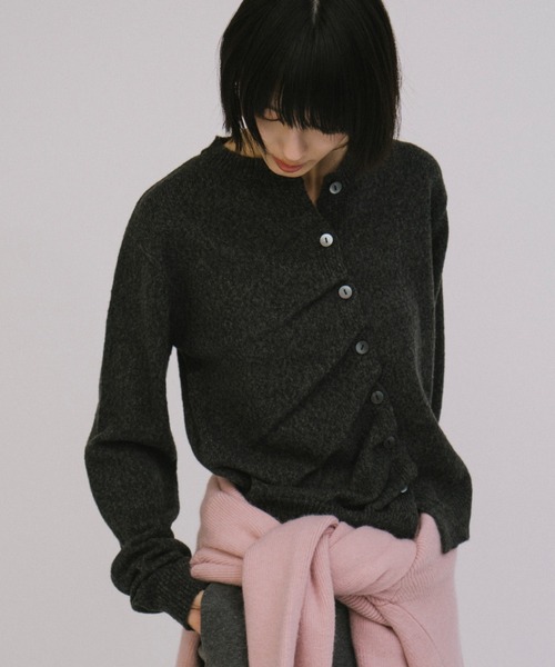 duei(デュイ)の「フロントタックカーディガン(カーディガン/ボレロ・レディース・チャコールグレー/グレイッシュベージュ・FREE)」の4枚目の写真