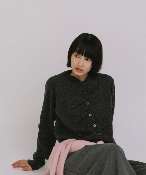 duei(デュイ)の「フロントタックカーディガン(カーディガン/ボレロ・レディース・チャコールグレー/グレイッシュベージュ・FREE)」の8枚目の写真