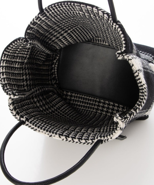 cache cache(カシュ カシュ)の「VERYコラボ カシュカシュ cachecache / ウールリバーシブルチェックトートバッグ(トートバッグ・レディース・レッド/ブラック・FREE)」の5枚目の写真