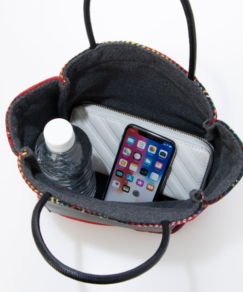 cache cache(カシュ カシュ)の「VERYコラボ カシュカシュ cachecache / ウールリバーシブルチェックトートバッグ(トートバッグ・レディース・レッド/ブラック・FREE)」の15枚目の写真
