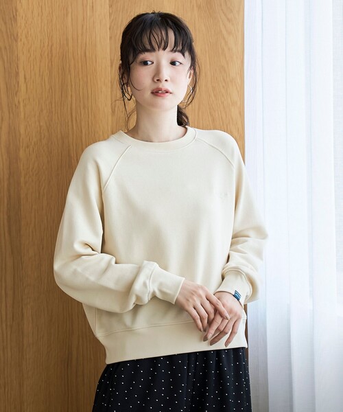 PENNEYS（ぺニーズ）の「【PENNEYS（ぺニーズ）別注】ロゴ刺繍 裏毛ラグランスウェット（スウェット・レディース・クリーム/ナチュラル/ライトブルー/ネイビー・M/L）」の13枚目の写真