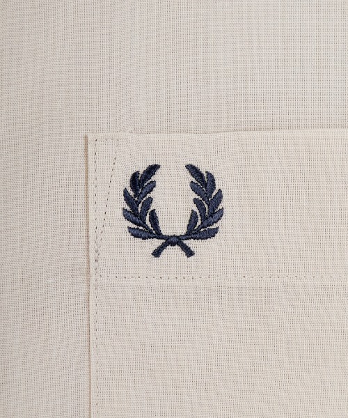 FRED PERRY（フレッドペリー）の「【WEB先行予約】[FRED PERRY/フレッドペリー] 別注 ワンポイントロゴ刺繍 シアーシャツ（シャツ/ブラウス・レディース・ホワイト/オートミール/ブルー/ブラック・10）」の6枚目の写真