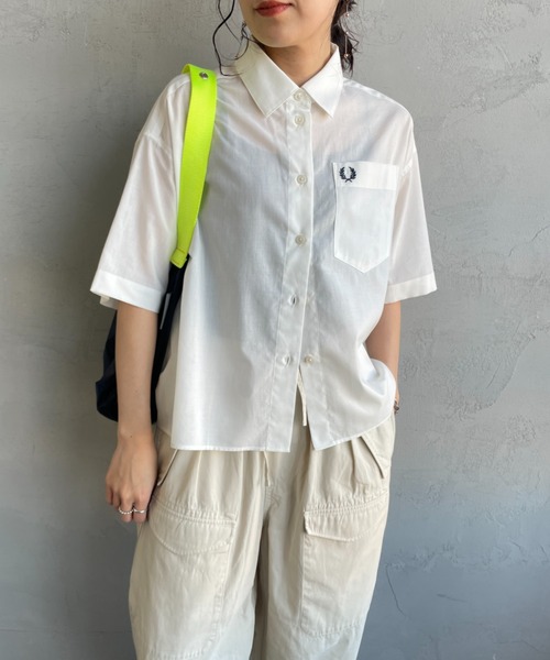 FRED PERRY（フレッドペリー）の「【WEB先行予約】[FRED PERRY/フレッドペリー] 別注 ワンポイントロゴ刺繍 シアーシャツ（シャツ/ブラウス・レディース・ホワイト/オートミール/ブルー/ブラック・10）」の12枚目の写真