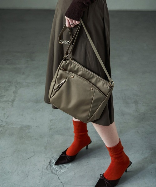 Fashion Letter(ファッションレター)の「6ポケット 縦型ショルダーバッグ(ショルダーバッグ・レディース・チャコールグレー/ブラック/ブルーグリーン/グレイッシュベージュ・FREE)」の3枚目の写真