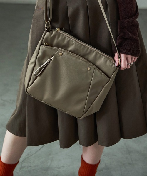 Fashion Letter(ファッションレター)の「6ポケット 縦型ショルダーバッグ(ショルダーバッグ・レディース・チャコールグレー/ブラック/ブルーグリーン/グレイッシュベージュ・FREE)」の12枚目の写真