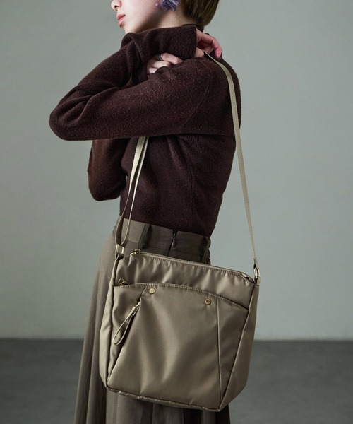 Fashion Letter(ファッションレター)の「6ポケット 縦型ショルダーバッグ(ショルダーバッグ・レディース・チャコールグレー/ブラック/ブルーグリーン/グレイッシュベージュ・FREE)」の10枚目の写真