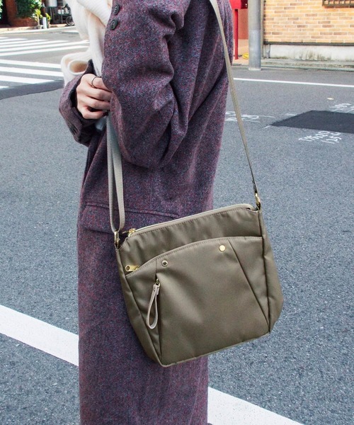 Fashion Letter(ファッションレター)の「6ポケット 縦型ショルダーバッグ(ショルダーバッグ・レディース・チャコールグレー/ブラック/ブルーグリーン/グレイッシュベージュ・FREE)」の7枚目の写真