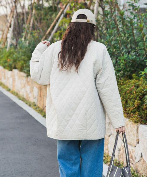 URBAN RESEARCH DOORS(アーバンリサーチドアーズ)の「カポックキルトミドルジャケット(ダウンジャケット/コート・レディース・グレー系その他/アイボリー/ブラック・FREE)」の6枚目の写真