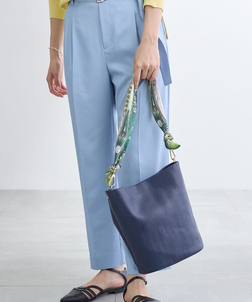 INDIVI（インディヴィ）の「【ハンドル2WAY／A4収納】スカーフハンドル バケツバッグ（ハンドバッグ・レディース・ネイビー/アイボリー・00）」の2枚目の写真