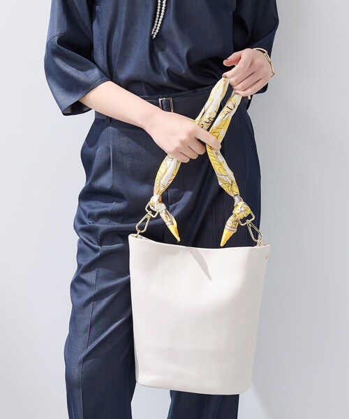 INDIVI（インディヴィ）の「【ハンドル2WAY／A4収納】スカーフハンドル バケツバッグ（ハンドバッグ・レディース・ネイビー/アイボリー・00）」の3枚目の写真