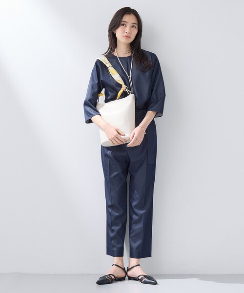 INDIVI（インディヴィ）の「【ハンドル2WAY／A4収納】スカーフハンドル バケツバッグ（ハンドバッグ・レディース・ネイビー/アイボリー・00）」の4枚目の写真