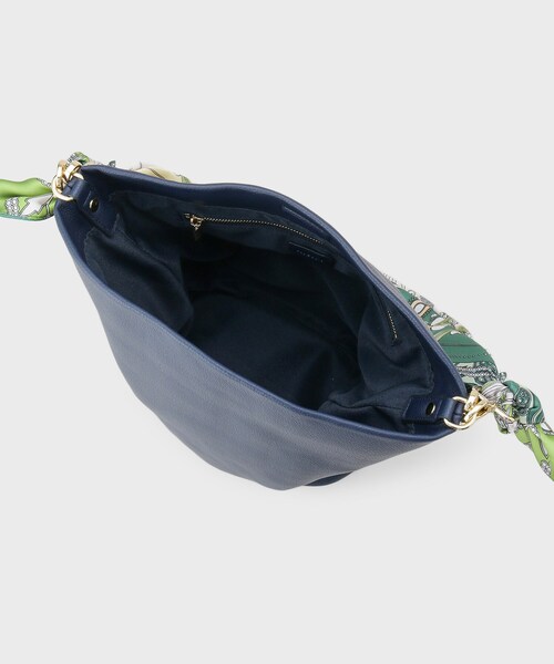 INDIVI（インディヴィ）の「【ハンドル2WAY／A4収納】スカーフハンドル バケツバッグ（ハンドバッグ・レディース・ネイビー/アイボリー・00）」の12枚目の写真