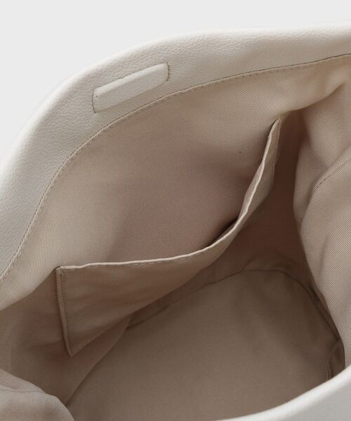 INDIVI（インディヴィ）の「【ハンドル2WAY／A4収納】スカーフハンドル バケツバッグ（ハンドバッグ・レディース・ネイビー/アイボリー・00）」の16枚目の写真