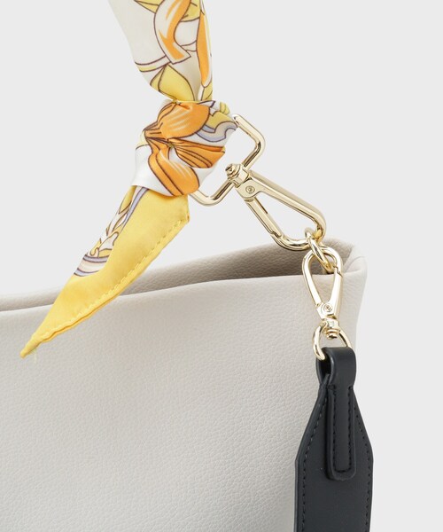 INDIVI（インディヴィ）の「【ハンドル2WAY／A4収納】スカーフハンドル バケツバッグ（ハンドバッグ・レディース・ネイビー/アイボリー・00）」の17枚目の写真