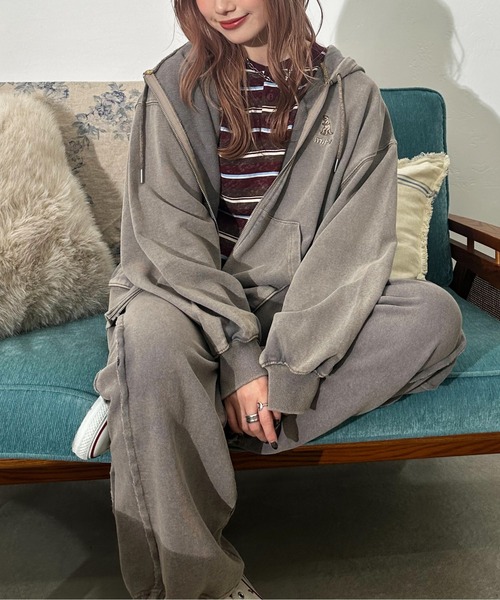 DOUBLE NAME（ダブルネーム）の「【m:rex】ミニ恐竜刺しゅうフードZIPパーカー（パーカー・レディース・グレー/カーキ・FREE）」の4枚目の写真