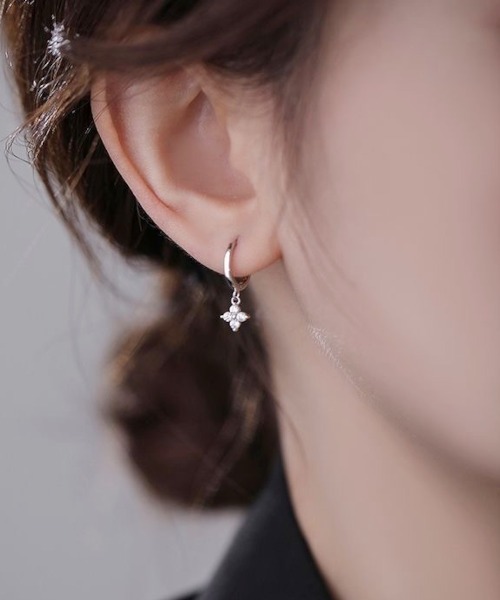 MASHIRO(マシロ)の「【MASHIRO】フラワーモチーフアクリルストーンリングペアピアス(MA/EK531)(ピアス(両耳用)・メンズ・ゴールド/シルバー・FREE)」の1枚目の写真
