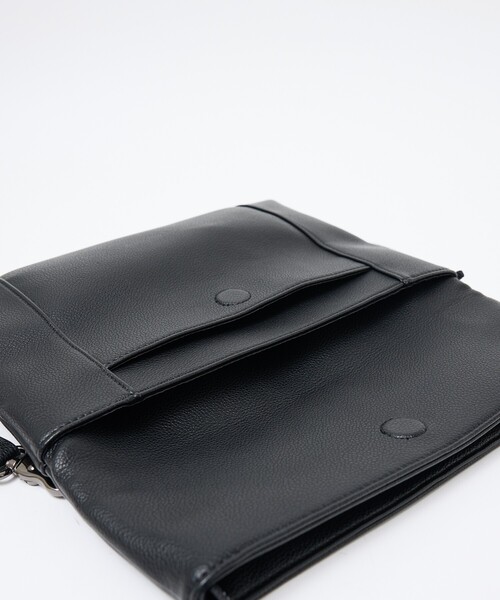 ABAHOUSE les essentiels(アバハウスレエッセンシャル アバハウス エッセンシャル)の「【ABAHOUSE les essentiels】定番2wayショルダー / スプリットレザー/シュリンク/ショルダーバッグ/クラッチバッグ(ショルダーバッグ・メンズ・ネイビー/ブラック/グレー・フリー)」の6枚目の写真