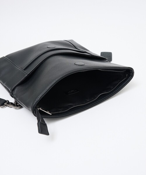 ABAHOUSE les essentiels(アバハウスレエッセンシャル アバハウス エッセンシャル)の「【ABAHOUSE les essentiels】定番2wayショルダー / スプリットレザー/シュリンク/ショルダーバッグ/クラッチバッグ(ショルダーバッグ・メンズ・ネイビー/ブラック/グレー・フリー)」の7枚目の写真
