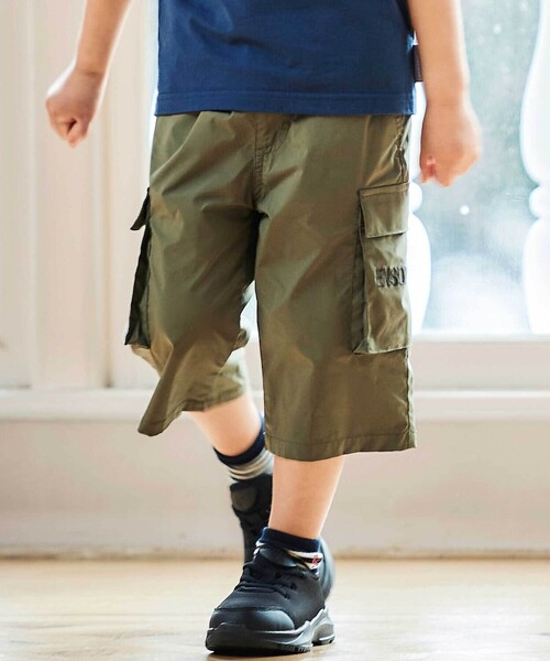 BeBe(ベベ)の「【速乾】ストレッチロゴ刺しゅう6分丈カーゴパンツ(カーゴパンツ・キッズ・ベージュ/グリーン・140cm/150cm/130cm/120cm/110cm)」の2枚目の写真
