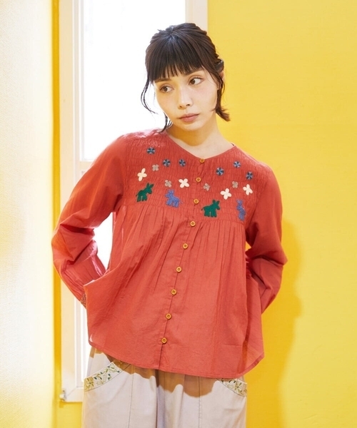Jocomomola(ホコモモラ)の「Baile animal アニマル刺繍ブラウス(シャツ/ブラウス・レディース・グレー/レッド・40)」の2枚目の写真