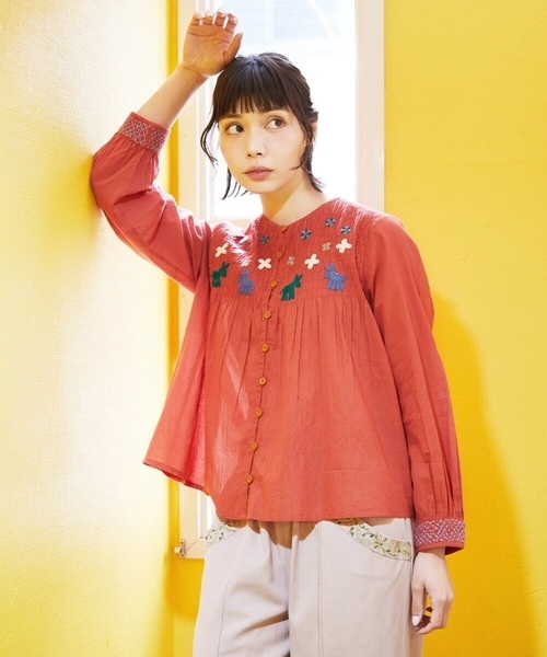 Jocomomola(ホコモモラ)の「Baile animal アニマル刺繍ブラウス(シャツ/ブラウス・レディース・グレー/レッド・40)」の3枚目の写真