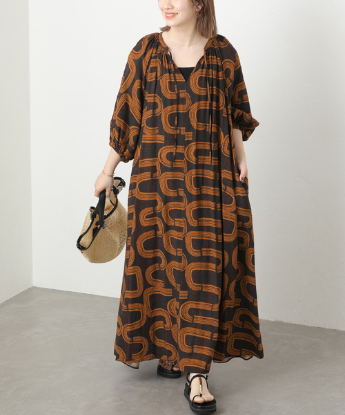 JOURNAL STANDARD relume（ジャーナルスタンダード　レリューム）の「［26SS新作］モダンアフリカンプリントワンピース（ワンピース・レディース・ブラック/ブラウン・FREE）」の2枚目の写真