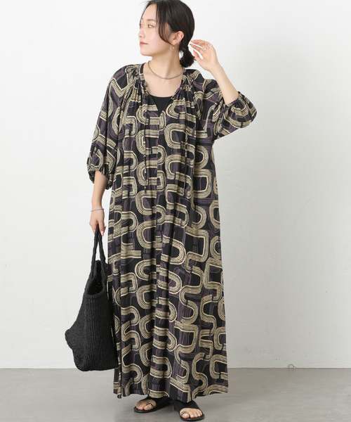 JOURNAL STANDARD relume（ジャーナルスタンダード　レリューム）の「［26SS新作］モダンアフリカンプリントワンピース（ワンピース・レディース・ブラック/ブラウン・FREE）」の3枚目の写真
